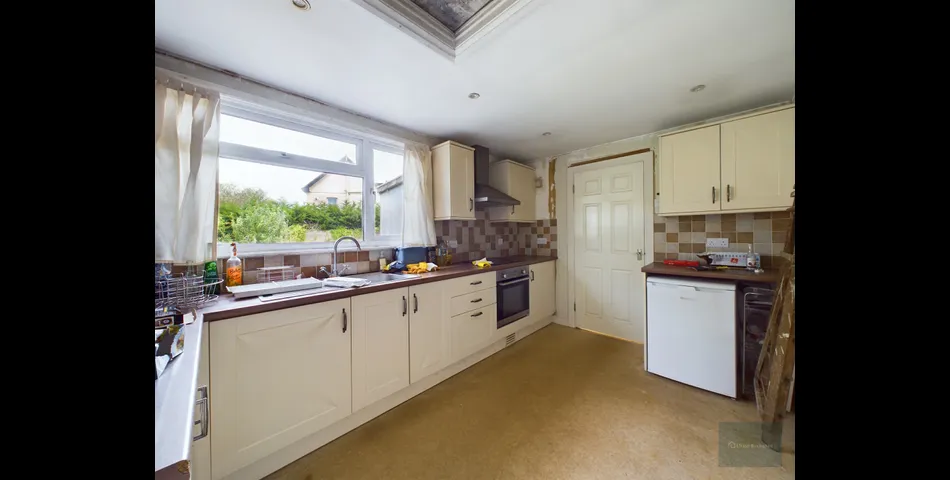 DETACHED BUNGALOW ON LARGE PLOT WITH POTENTIAL