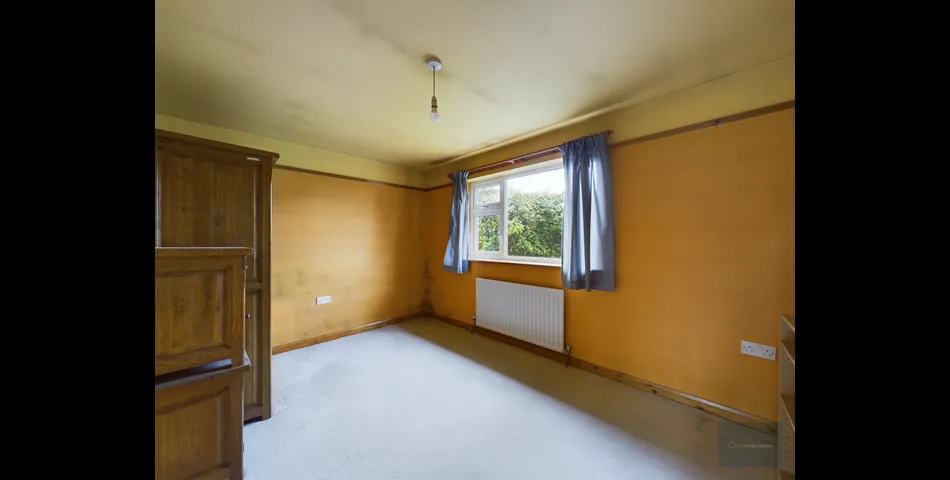 DETACHED BUNGALOW ON LARGE PLOT WITH POTENTIAL
