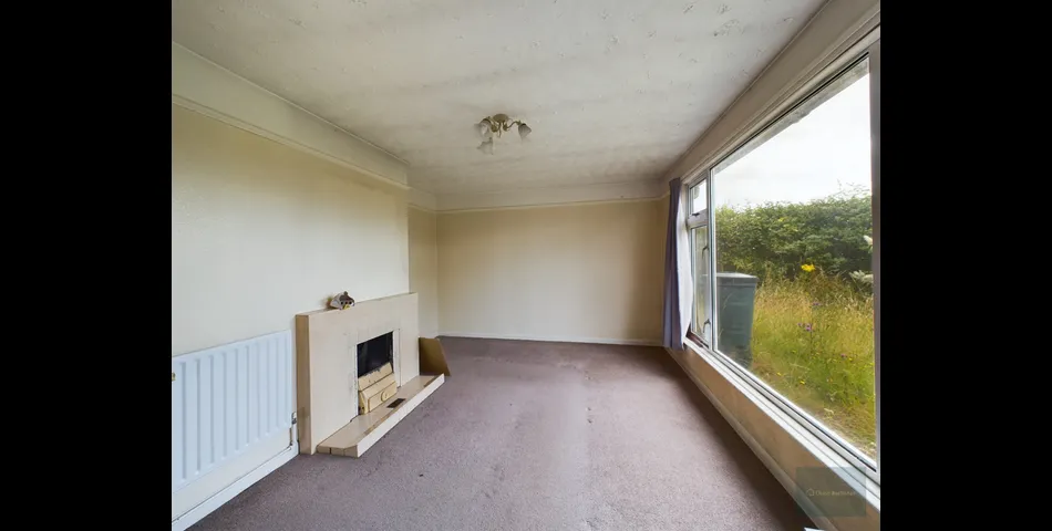 DETACHED BUNGALOW ON LARGE PLOT WITH POTENTIAL