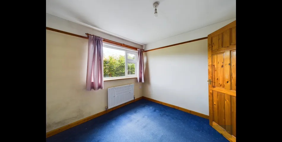 DETACHED BUNGALOW ON LARGE PLOT WITH POTENTIAL