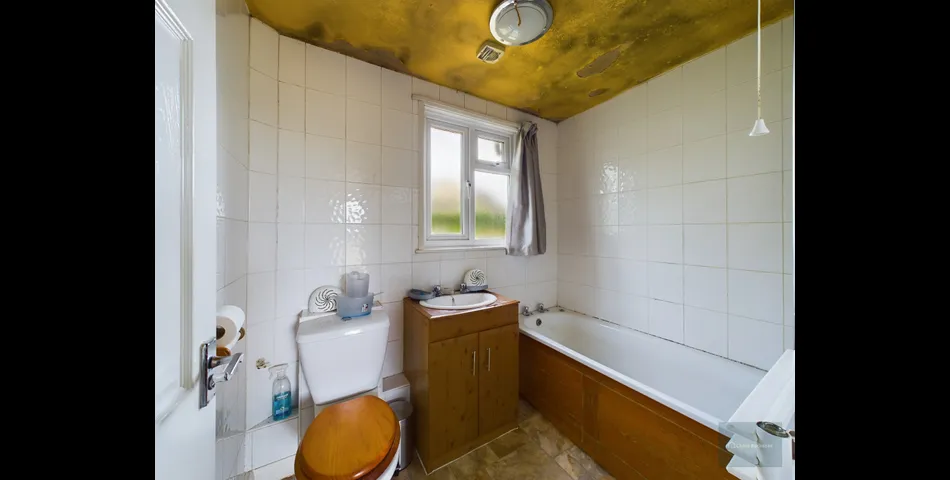 DETACHED BUNGALOW ON LARGE PLOT WITH POTENTIAL