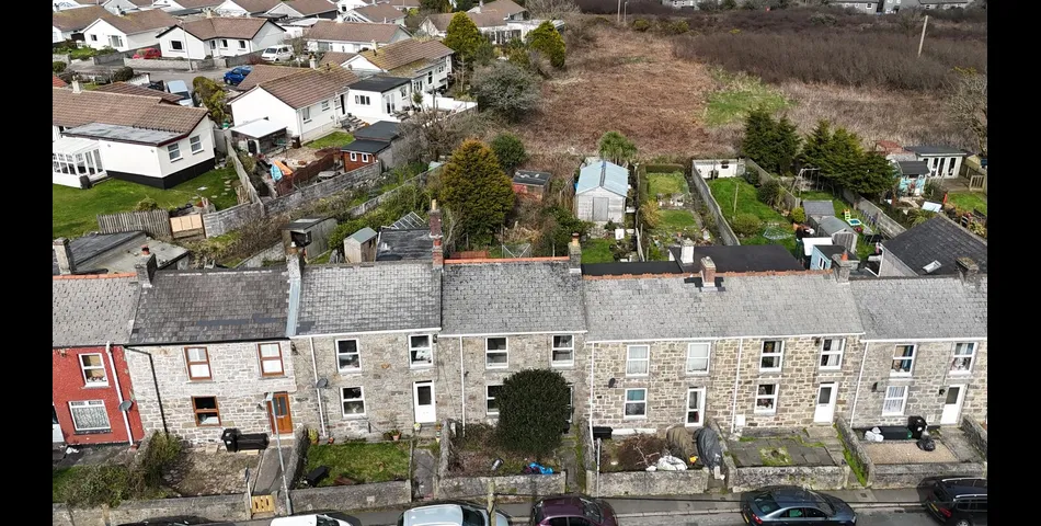 MID-TERRACE HOUSE FOR REFURBISHMENT