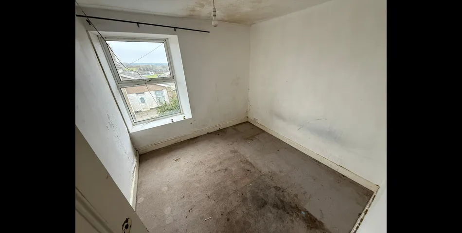 MID-TERRACE HOUSE FOR REFURBISHMENT