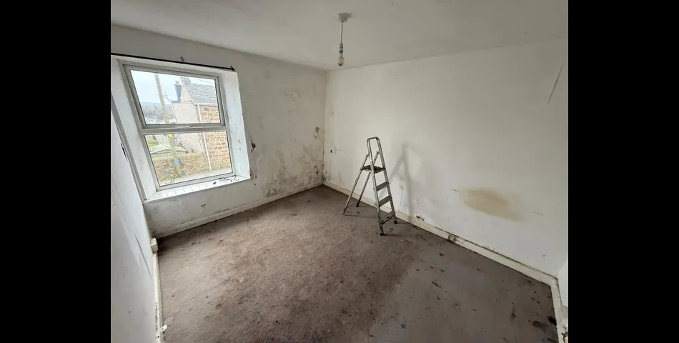 MID-TERRACE HOUSE FOR REFURBISHMENT