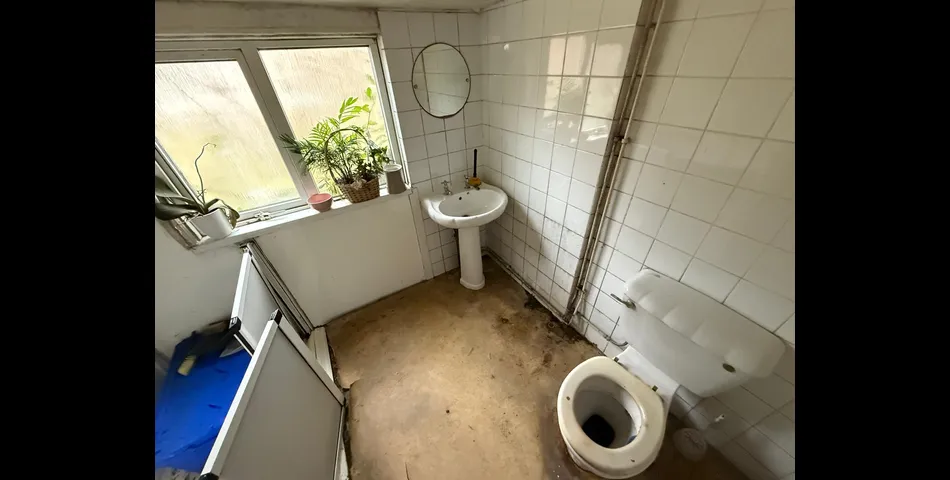MID-TERRACE HOUSE FOR REFURBISHMENT