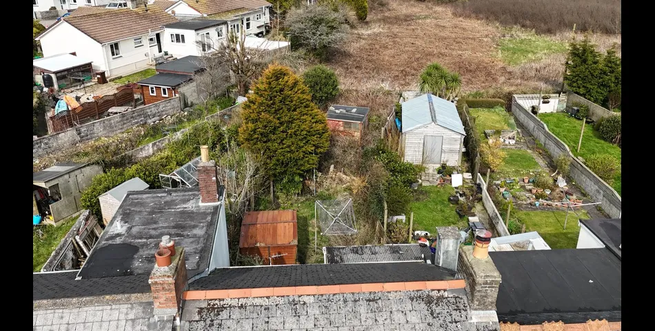 MID-TERRACE HOUSE FOR REFURBISHMENT