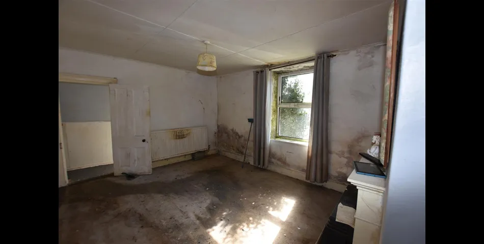 MID-TERRACE HOUSE FOR REFURBISHMENT