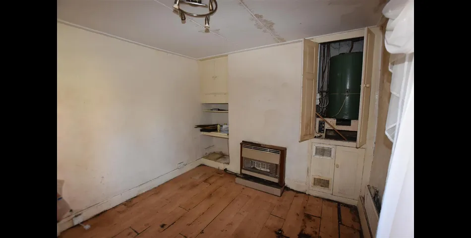 MID-TERRACE HOUSE FOR REFURBISHMENT
