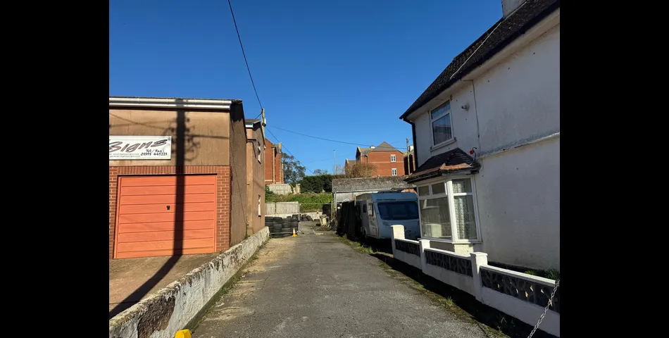 FORMER GARAGE ON LARGE PLOT WITH POTENTIAL