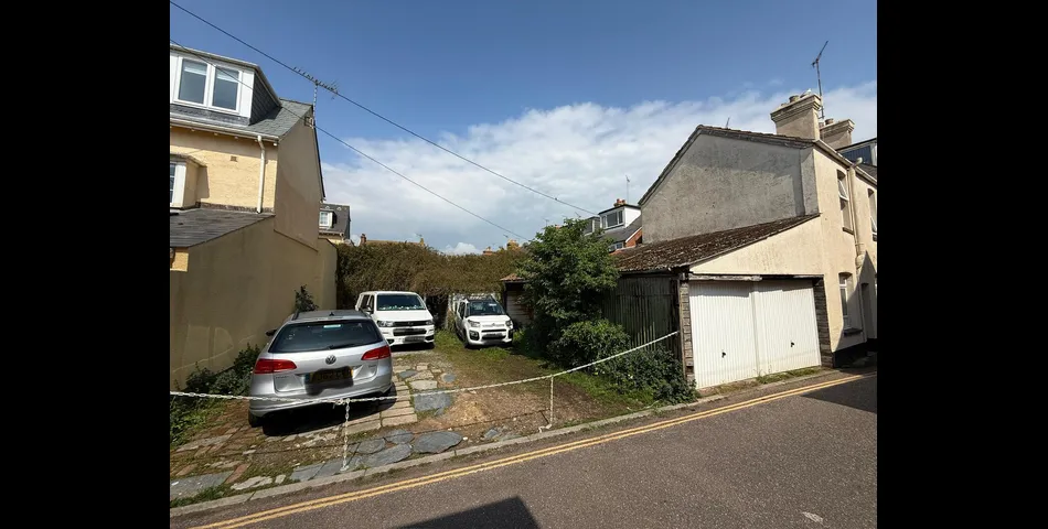 LARGE PROPERTY AND LAND WITH POTENTIAL
