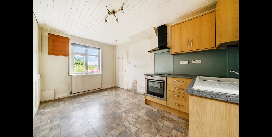 DETACHED COTTAGE FOR IMPROVEMENT 