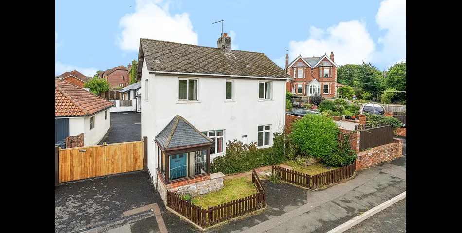 DETACHED COTTAGE FOR IMPROVEMENT 