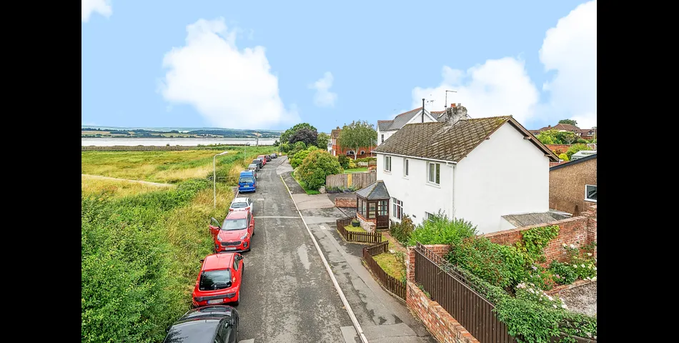 DETACHED COTTAGE FOR IMPROVEMENT 
