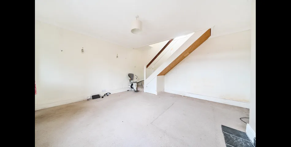 DETACHED COTTAGE FOR IMPROVEMENT 