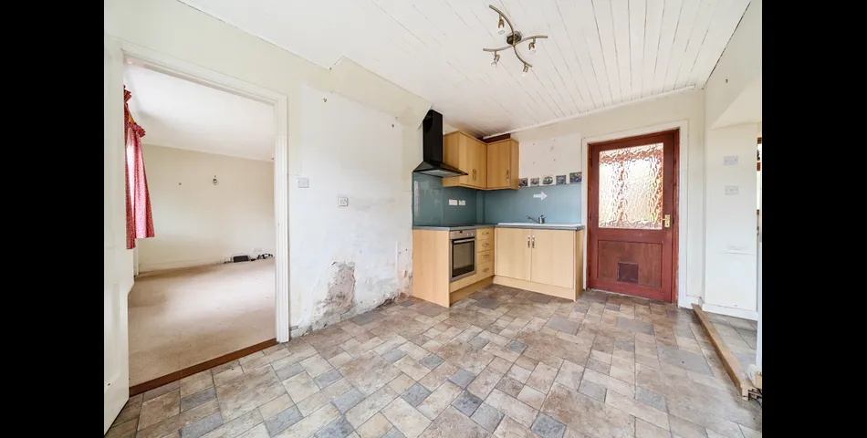 DETACHED COTTAGE FOR IMPROVEMENT 
