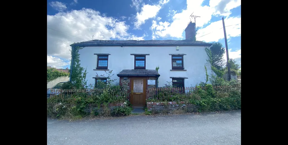 DETACHED HOUSE FOR REUBISHMENT WITH BUILDING PLOT