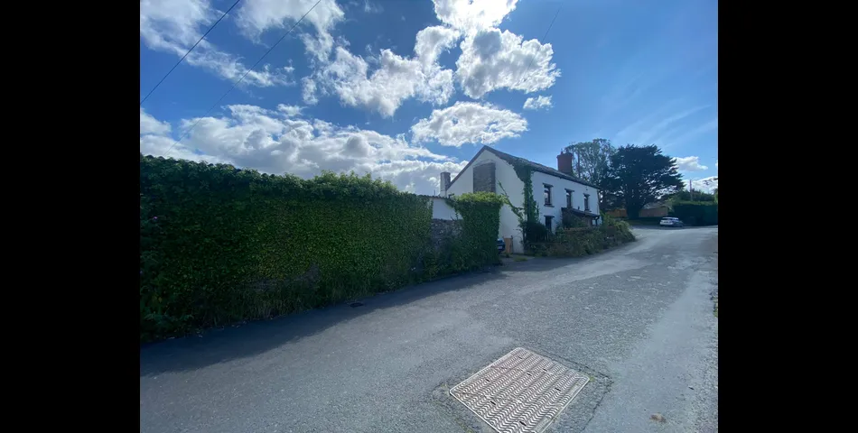 DETACHED HOUSE FOR REUBISHMENT WITH BUILDING PLOT