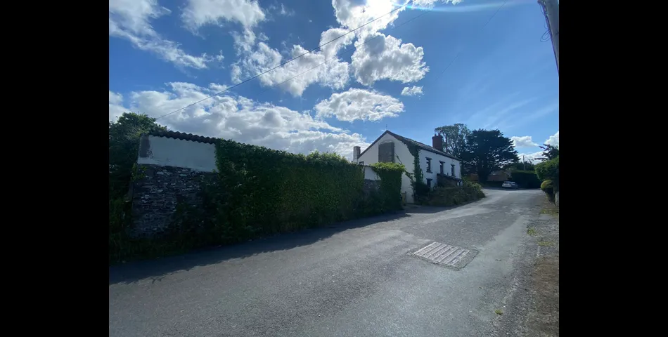 DETACHED HOUSE FOR REUBISHMENT WITH BUILDING PLOT
