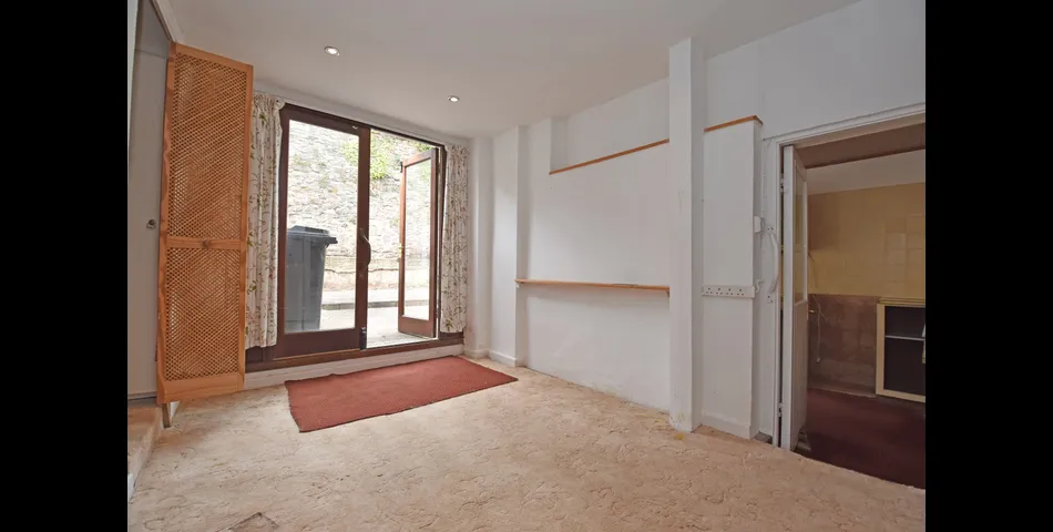 MID TERRACE PROPERTY WITH THREE DWELLINGS FOR MODERNISATION