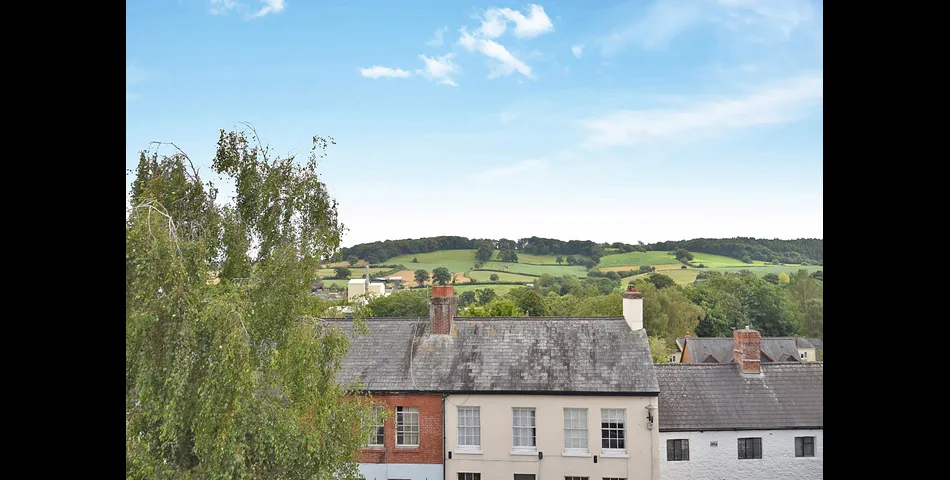 MID TERRACE PROPERTY WITH THREE DWELLINGS FOR MODERNISATION