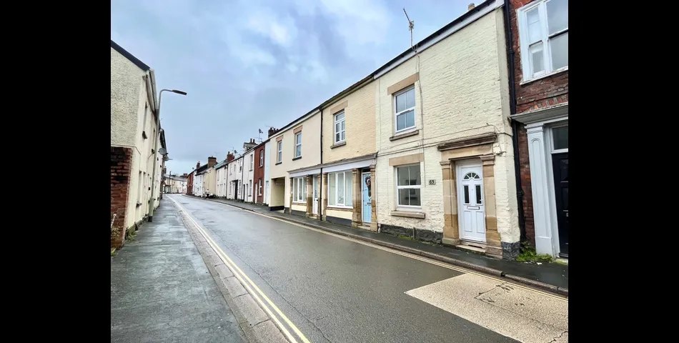 SPACIOUS TERRACED HOUSE FOR MODERNISATION