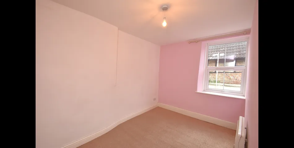 SPACIOUS TERRACED HOUSE FOR MODERNISATION