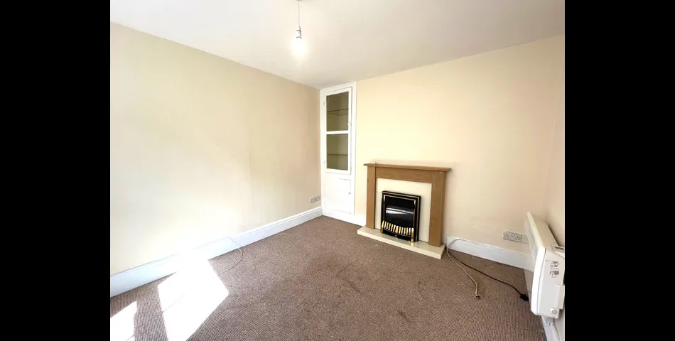 SPACIOUS TERRACED HOUSE FOR MODERNISATION