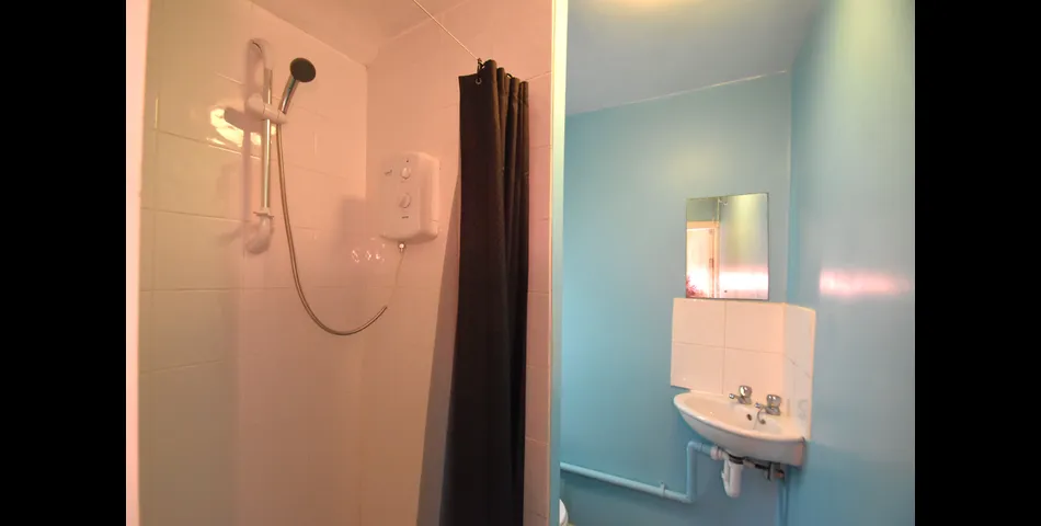 SPACIOUS TERRACED HOUSE FOR MODERNISATION