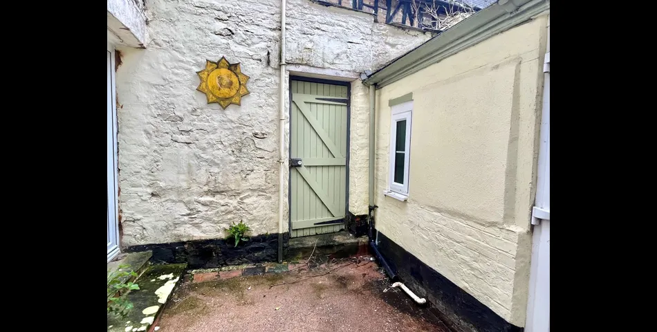 SPACIOUS TERRACED HOUSE FOR MODERNISATION