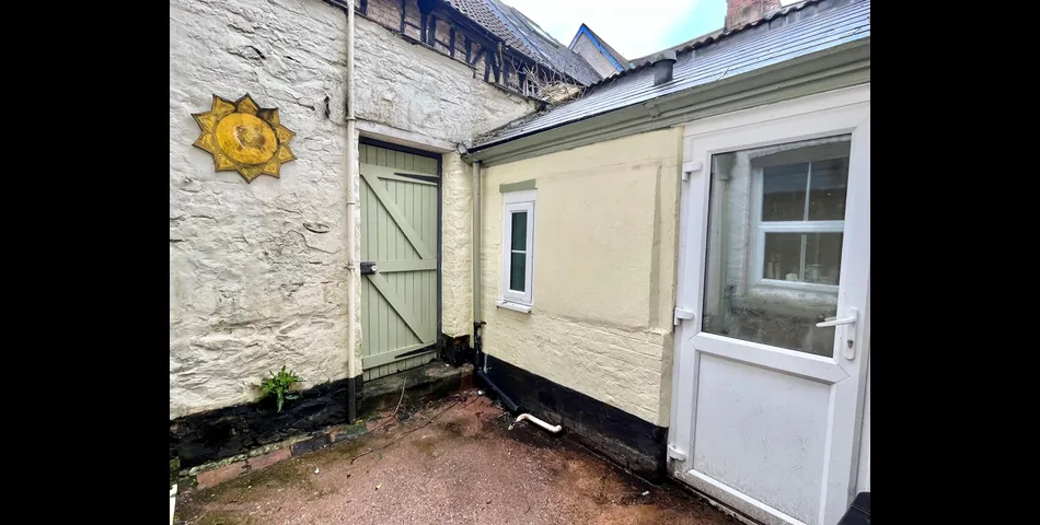 SPACIOUS TERRACED HOUSE FOR MODERNISATION