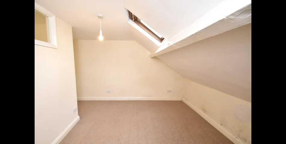 SPACIOUS TERRACED HOUSE FOR MODERNISATION