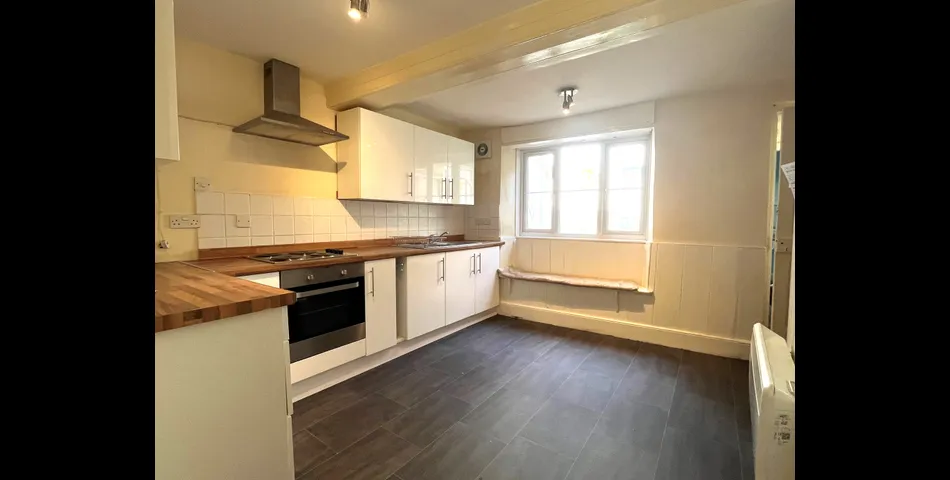SPACIOUS TERRACED HOUSE FOR MODERNISATION