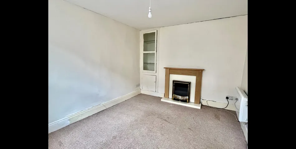 SPACIOUS TERRACED HOUSE FOR MODERNISATION