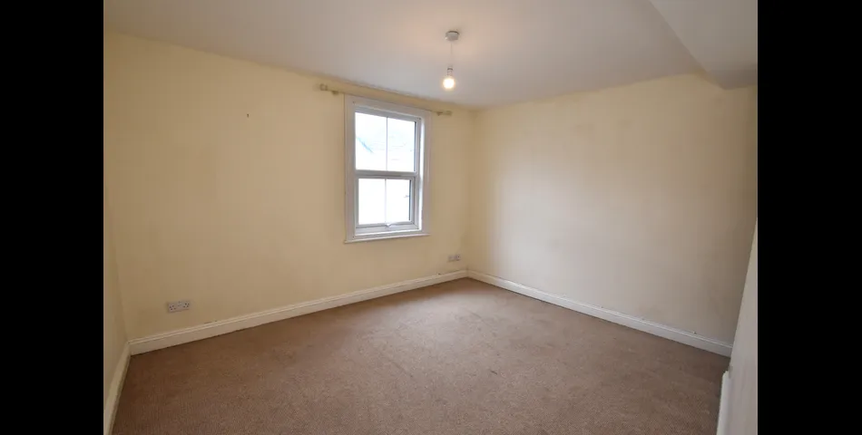 SPACIOUS TERRACED HOUSE FOR MODERNISATION