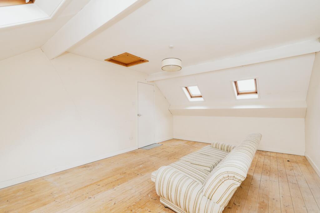 4 bed Link Detached House