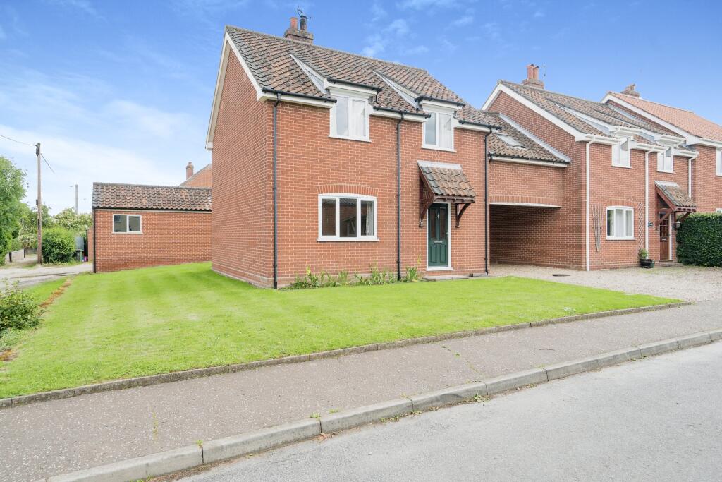 4 bed Link Detached House