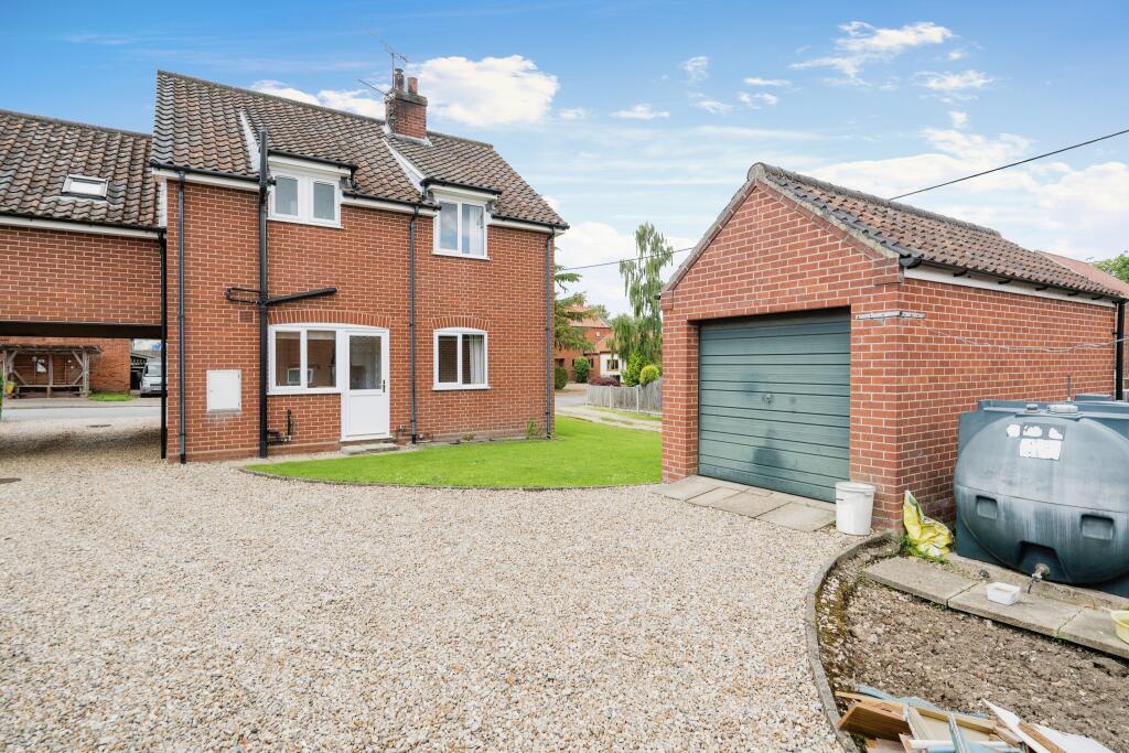 4 bed Link Detached House