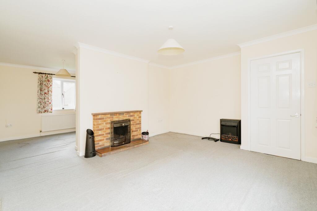 4 bed Link Detached House