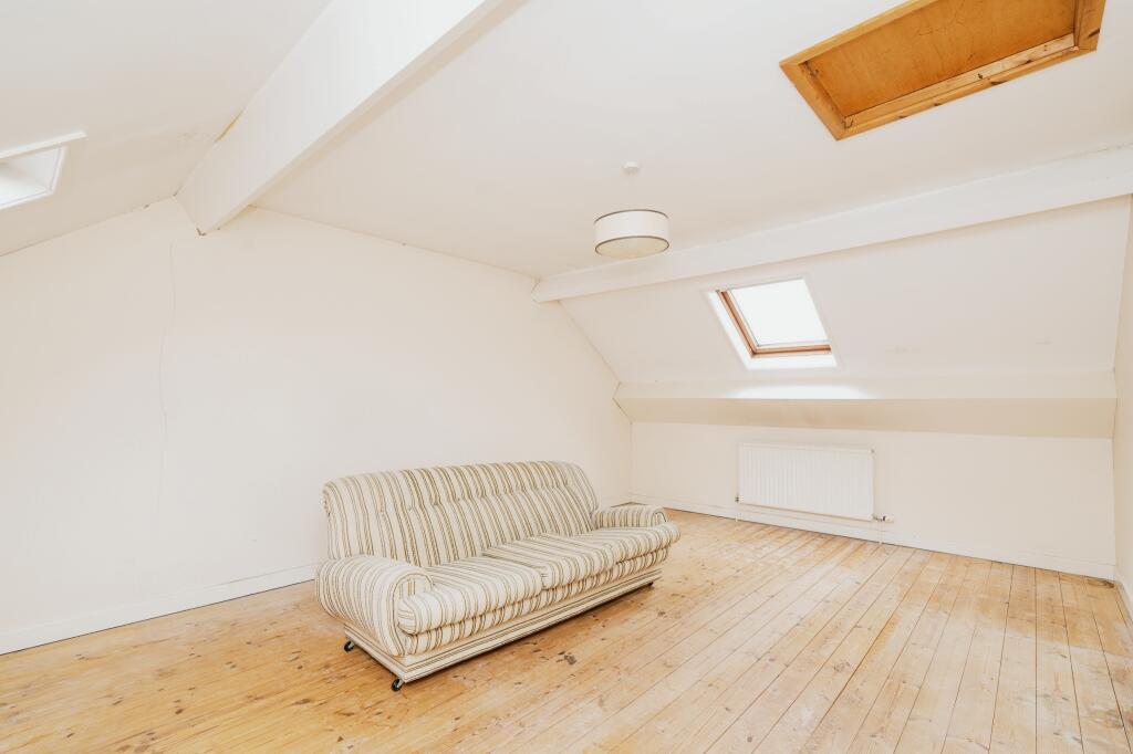 4 bed Link Detached House