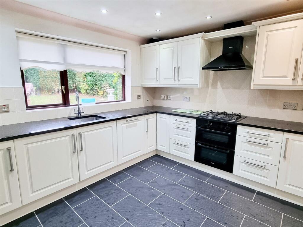 4 bed Detached Bungalow