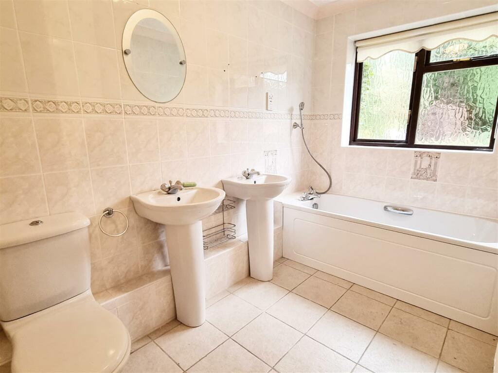 4 bed Detached Bungalow