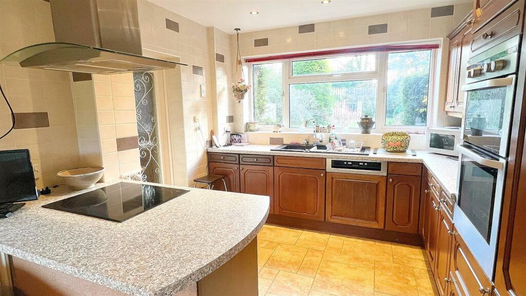 4 bed Detached