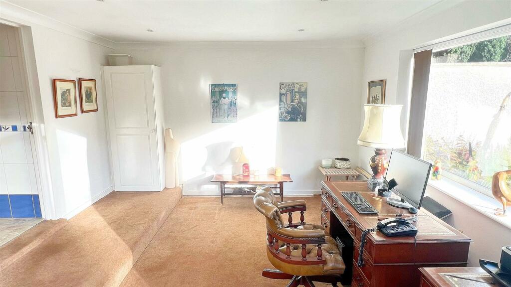 4 bed Detached