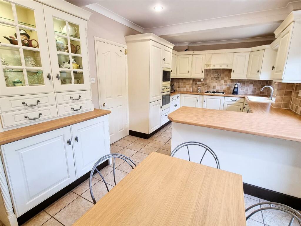 4 bed Detached