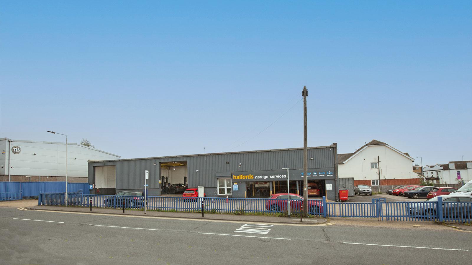 Halfords Autocentre 680 London Road Thurrock Essex RM20 3LX