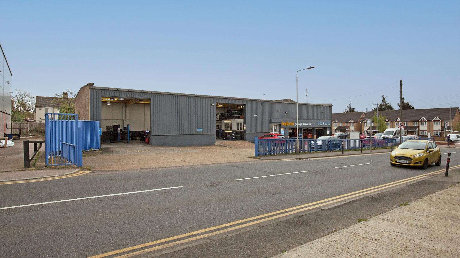 Halfords Autocentre 680 London Road Thurrock Essex RM20 3LX