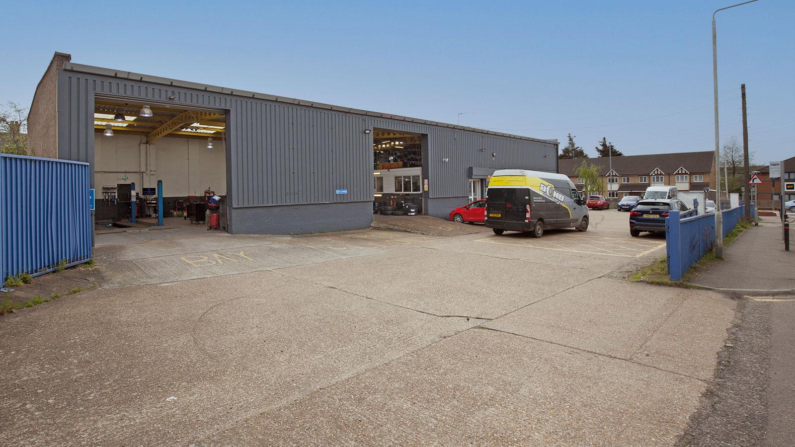Halfords Autocentre 680 London Road Thurrock Essex RM20 3LX