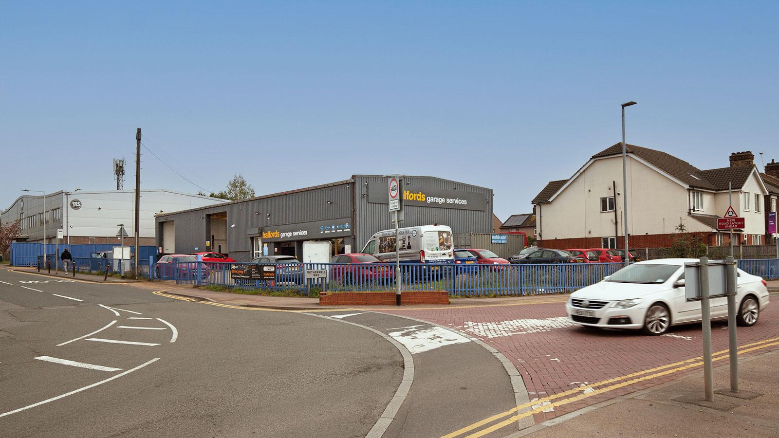 Halfords Autocentre 680 London Road Thurrock Essex RM20 3LX