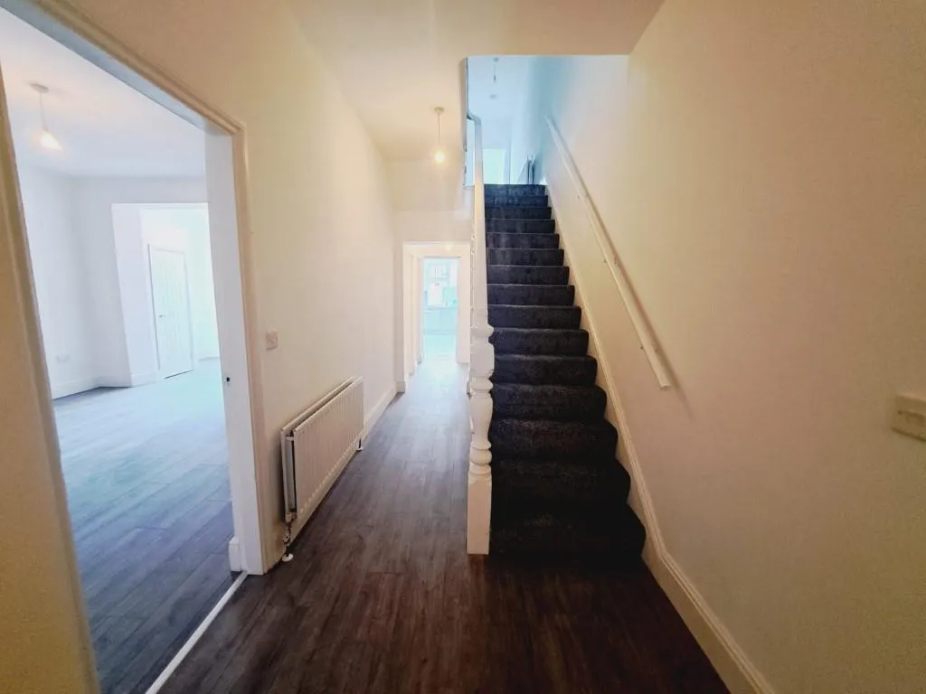 4 Bedroom House - Mid Terrace