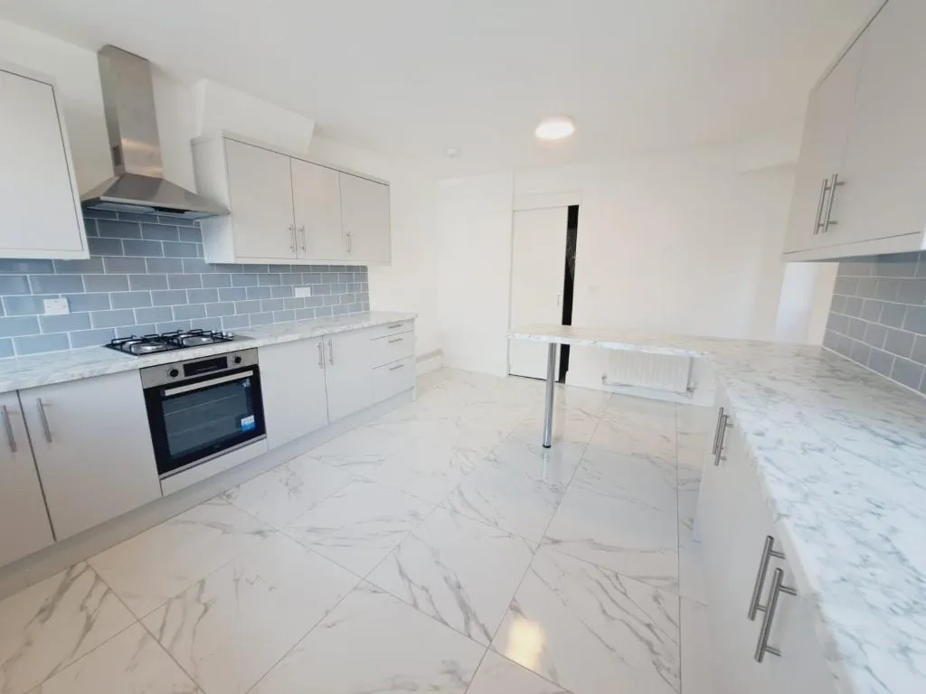 4 Bedroom House - Mid Terrace